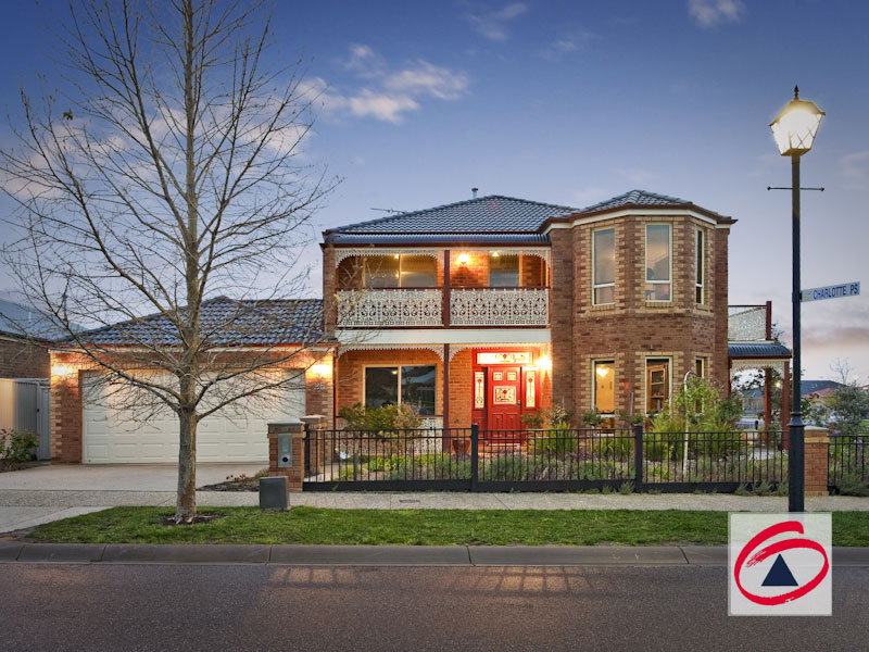 "COLONIAL CHARM WITH A MODERN TOUCH" Picture 1