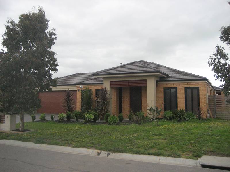 LAKESIDE ESTATE!! Picture 2