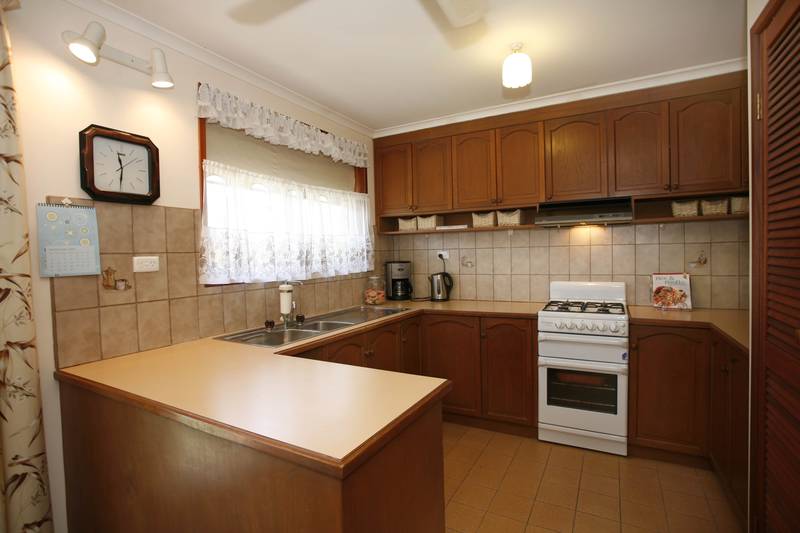 "SUPERB POSITION, SUBERB PRESENTATION" Picture 2