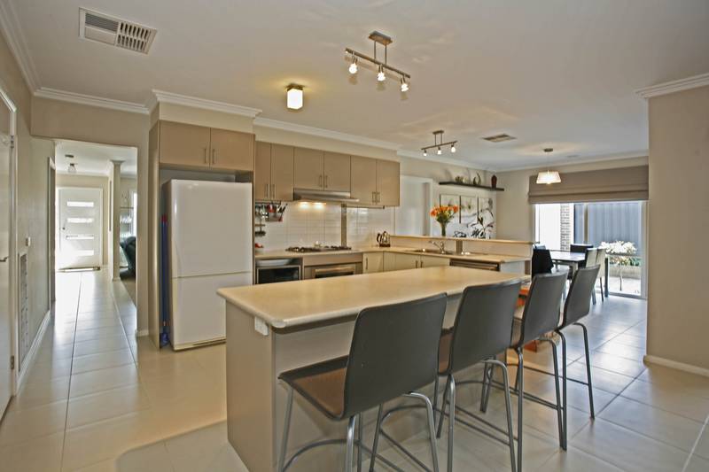 "LIGHT FILLED, LIFESTYLE LOCATION" Picture 3