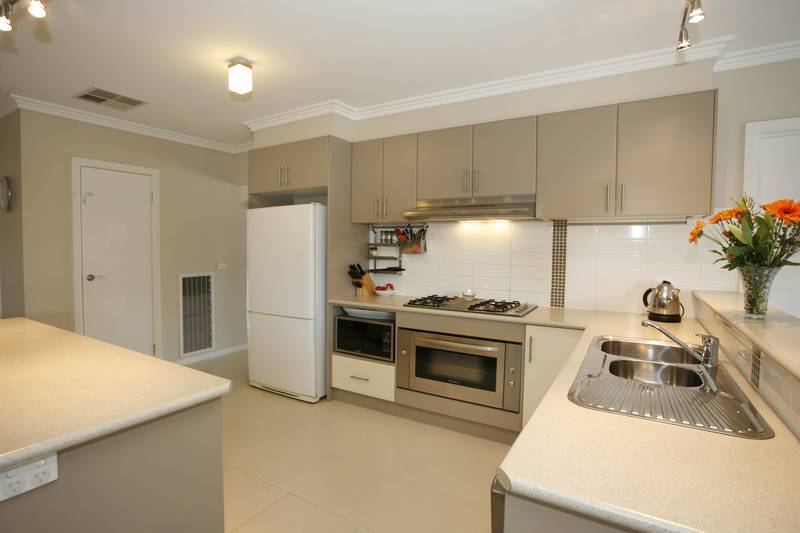 "LIGHT FILLED, LIFESTYLE LOCATION" Picture 2