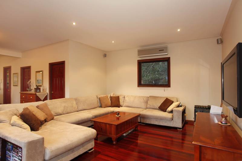 "VINTAGE WARMTH, MODERN COOL ENTERTAINER" Picture 3