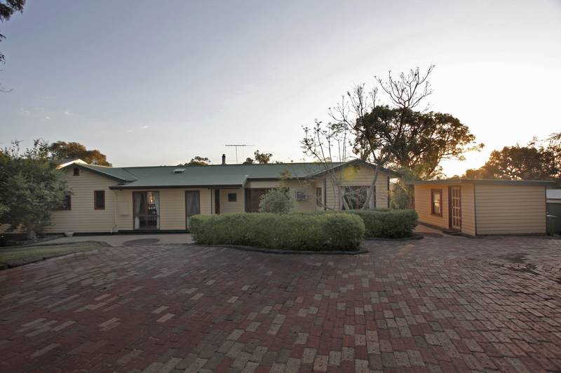 "VINTAGE WARMTH, MODERN COOL ENTERTAINER" Picture 2