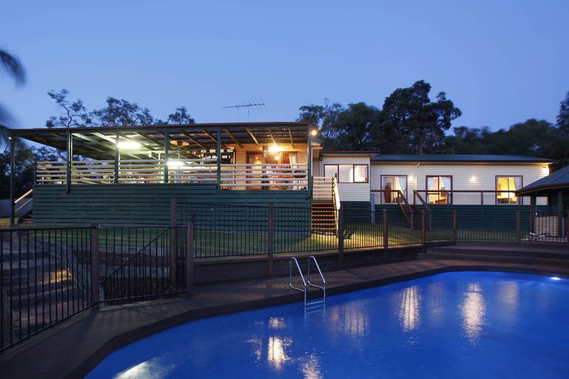 "VINTAGE WARMTH, MODERN COOL ENTERTAINER" Picture 1