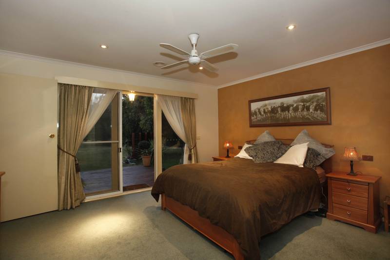 QUALITY, STYLE AND POSITION ON 1.7 ACRES Picture 3