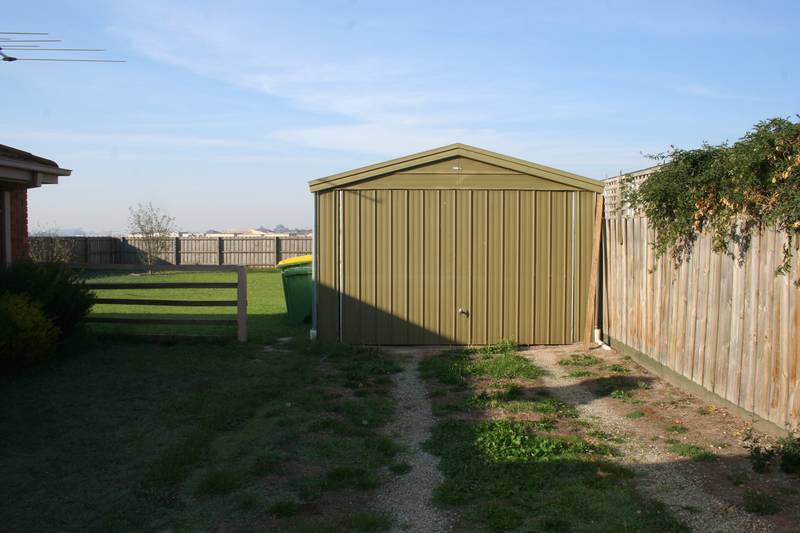 CLOSE TO THE TRAINSTATION & SHOPS! Picture 2