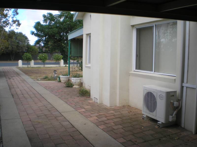 GREAT POSITION AND BACK ENTRANCE Picture 2