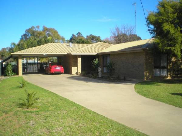 LARGE FAMILY 4 BEDROOM HOME WITH POOL Picture 1