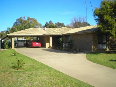 LARGE FAMILY 4 BEDROOM HOME WITH POOL Picture