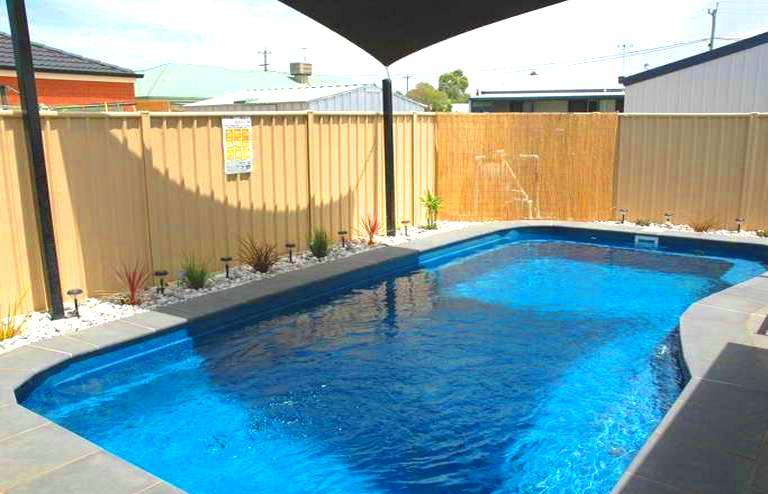 FIVE BEDROOM BRICK Picture 3