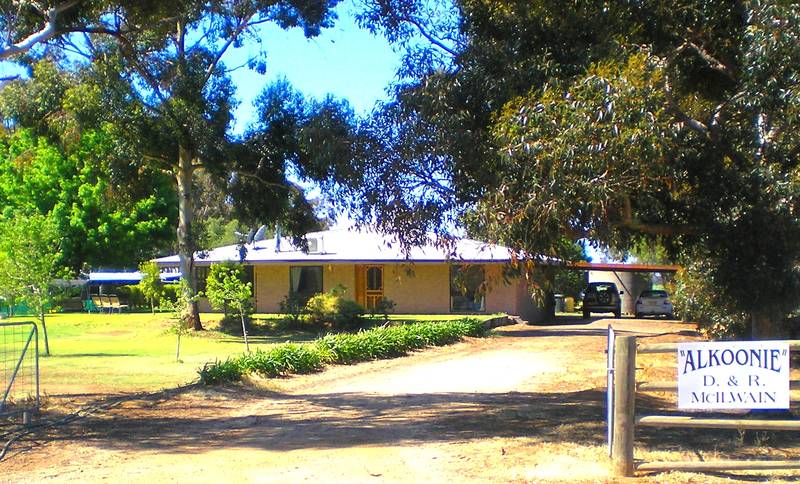 HOBBY FARM WITH AN INCOME Picture 1