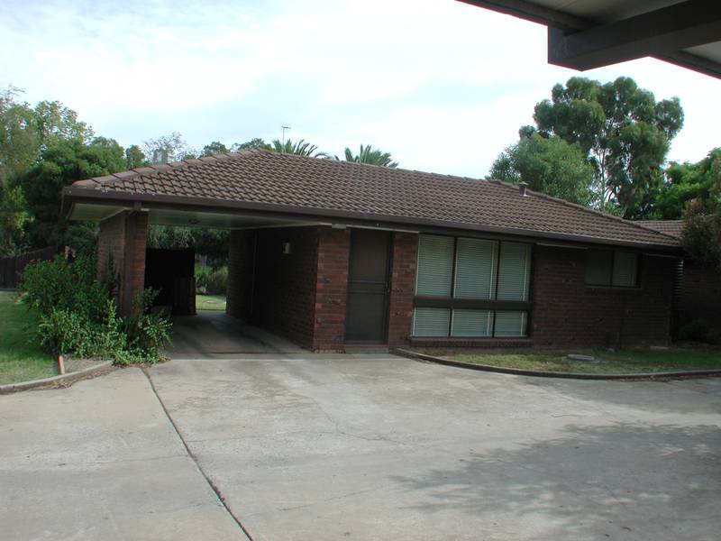 STRATA TITLE UNIT - IN EXCELLENT CONDITION Picture 2