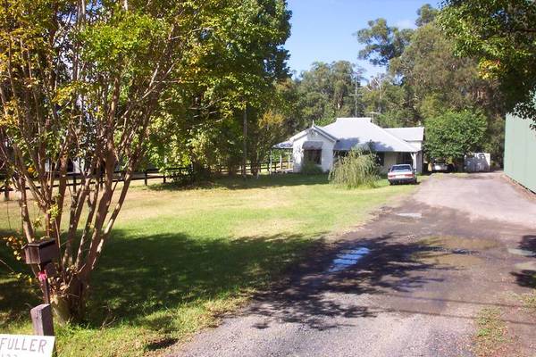 RUSTIC RIVERFRONT COTTAGE Picture 1