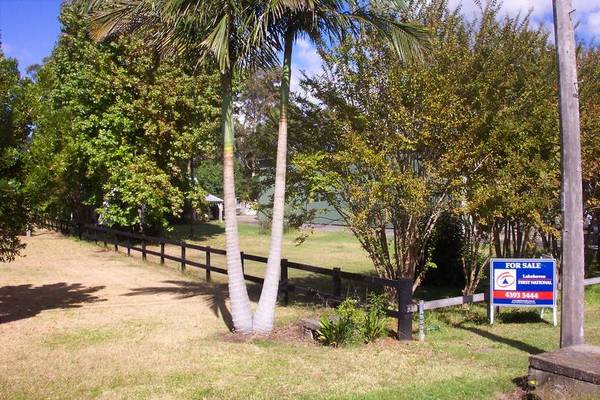 RUSTIC RIVERFRONT COTTAGE Picture 3