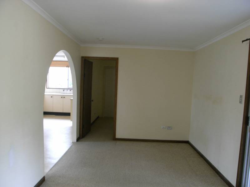 BUSHLAND SETTING - 500M FROM LAKE MACQUARIE Picture 2