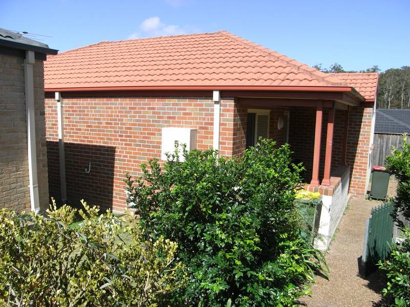 SECLUDED FREE-STANDING VILLA Picture 1