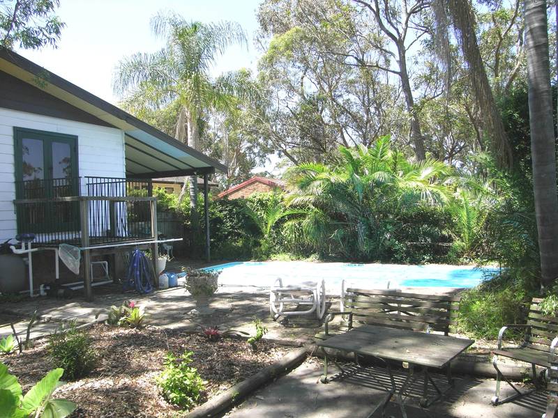 BIG LIVING AREA + INGROUND POOL Picture 2