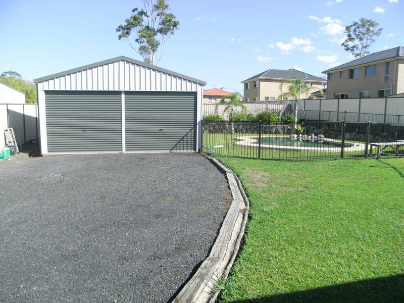 SIX-CAR-GARAGE & A 1,300SQM BLOCK Picture 3