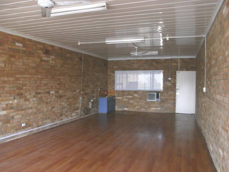 RETAIL SHOP WITH BUSY STREET FRONTAGE Picture 2