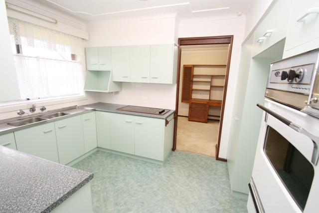 GREAT LOCATION WITH DISTRICT VIEWS Picture 2