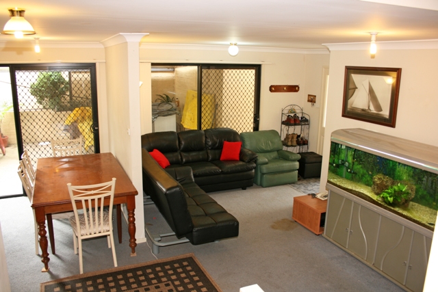 LOW MAINTENANCE TOWNHOUSE Picture 2