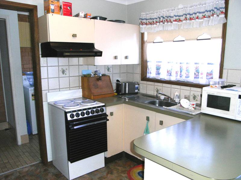 TIDY TOWNHOUSE CLOSE TO THE LAKE Picture 2