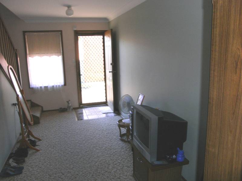 TIDY TOWNHOUSE CLOSE TO THE LAKE Picture 3