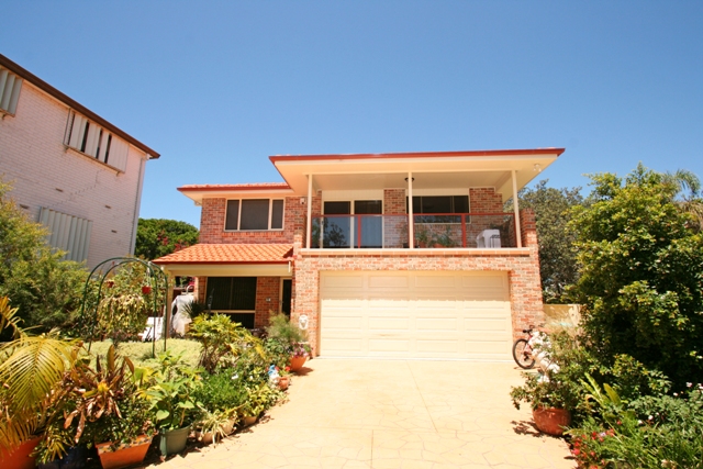 ONLY ONE HOUSE AWAY FROM THE BEACH Picture 1