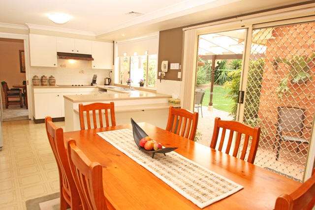 ENORMOUS HOUSE WITH SELF CONTAINED FLAT Picture 2