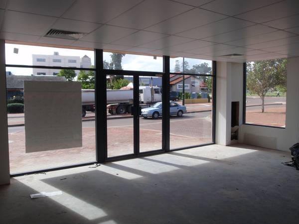 SUIT RESTAURANT OR CAFE Picture 3