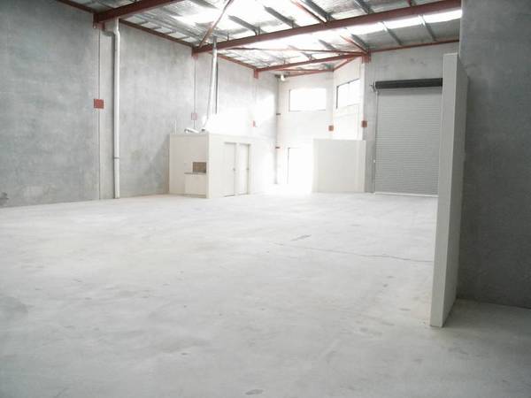 OFFICE/SHOWROOM AND WAREHOUSE Picture 3