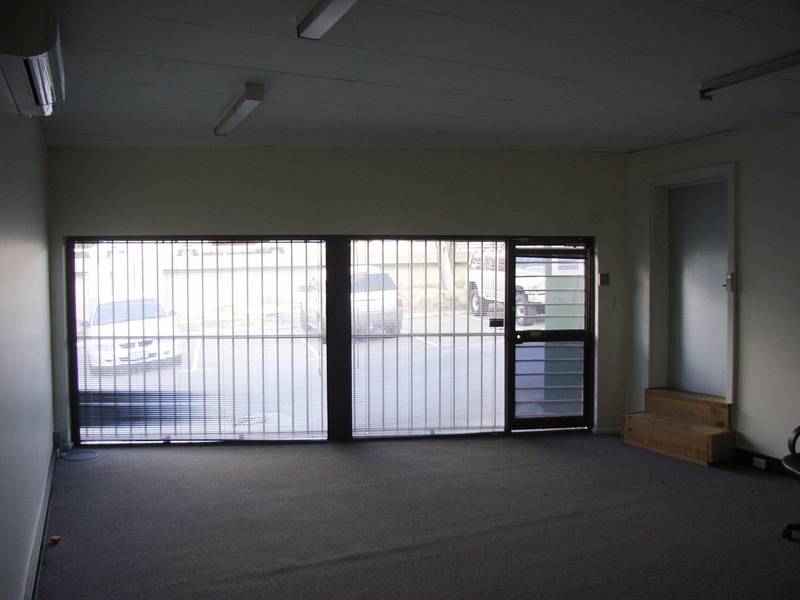 OFFICE WITH FRONT & REAR PARKING Picture 3