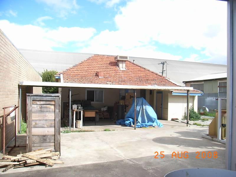 OFFICE OR ACCOMMODATION WITH SHED SPACE Picture 3