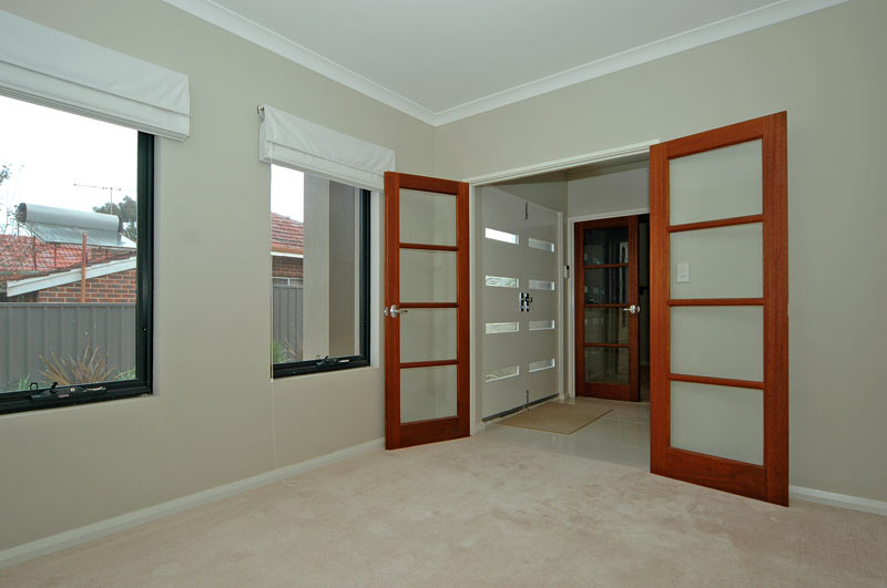 SPACIOUS MODERN TOWNHOUSE Picture 3