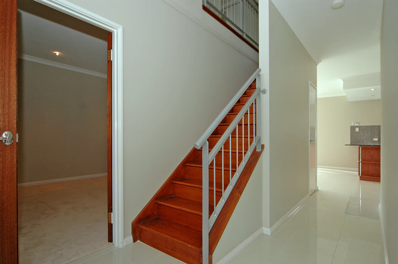 SPACIOUS MODERN TOWNHOUSE Picture 2