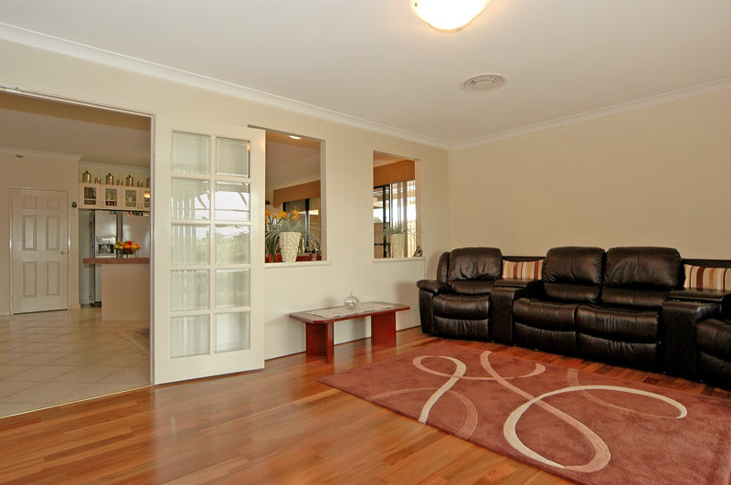 LARGE FAMILY HOME WITHOUT THE PRICE TAG! Picture 1