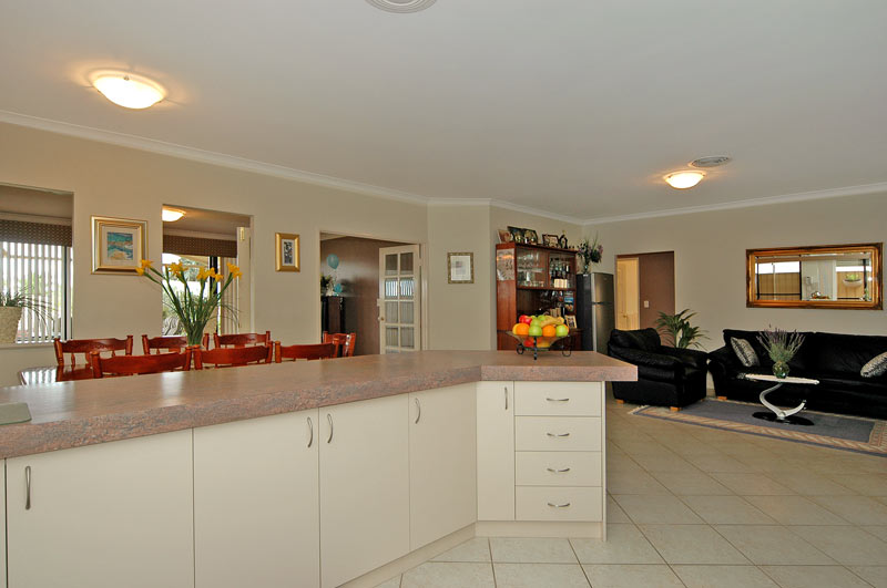 LARGE FAMILY HOME WITHOUT THE PRICE TAG! Picture 2