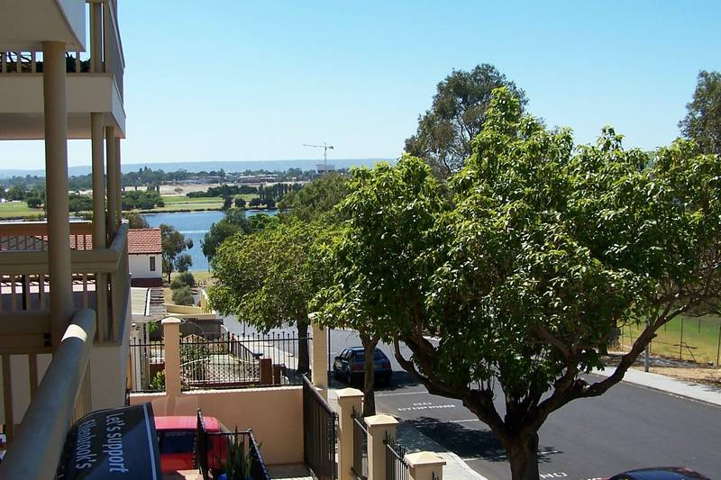 Fully Furnished - Inner City Apartment Picture 3