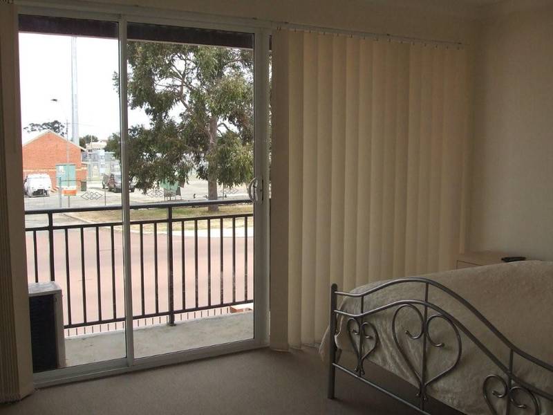 NEAR NEW TOWNHOUSE - 1 Week Rent Free to the Successful Applicant! Picture 3