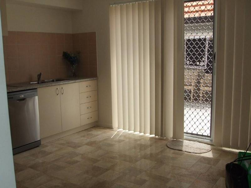 NEAR NEW TOWNHOUSE - 1 Week Rent Free to the Successful Applicant! Picture 2