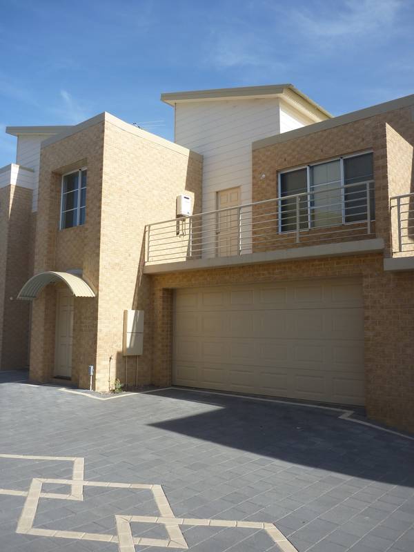 1 WEEKS FREE RENT! LARGE OPEN PLAN LIVING AREA!! Picture 1