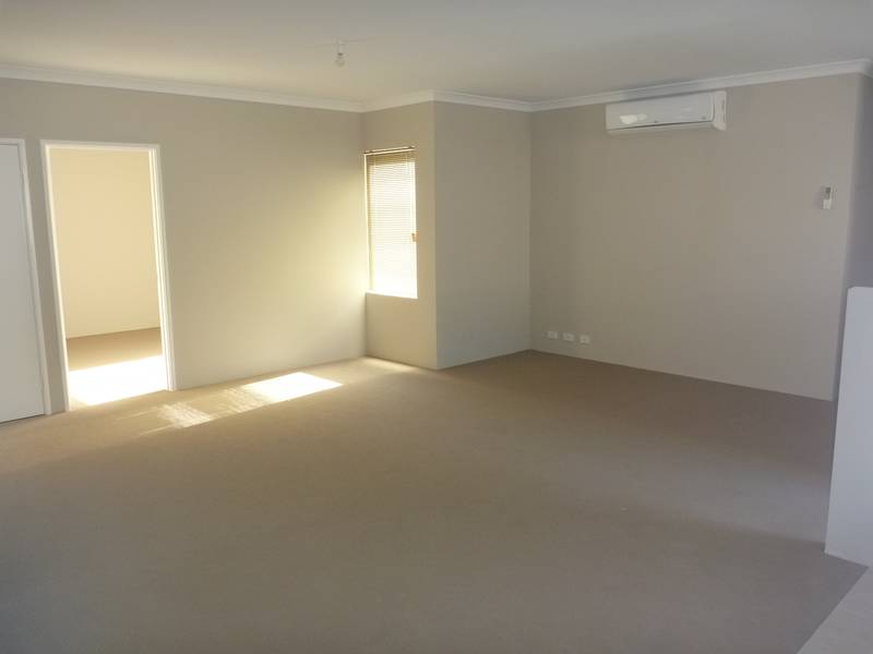 1 WEEKS FREE RENT! LARGE OPEN PLAN LIVING AREA!! Picture 3