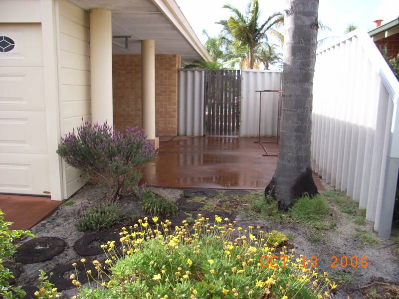 Pool maintenance & lawnmowing included in rental... Picture 2