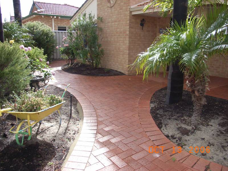 Pool maintenance & lawnmowing included in rental... Picture 3