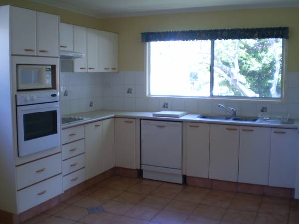 Entertain with water view background Picture 2