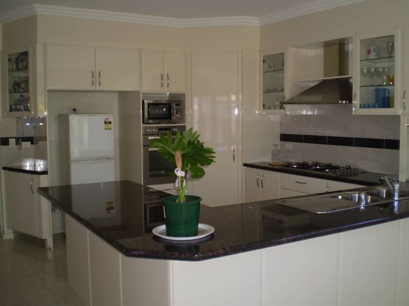 HAS IT ALL Picture 2