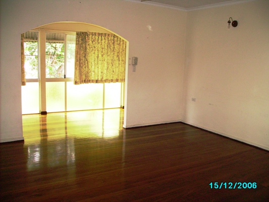 FAMILY HOME WALK SHOPS AND SURF BEACH Picture 3