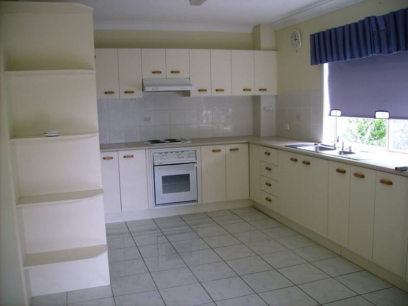 JUST A SHORT WALK TO THE SURF Picture 3