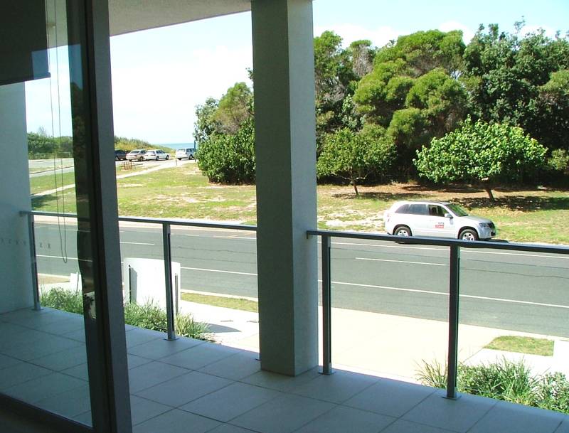 Spacious Luxury Apartment - Beachfront Picture 3