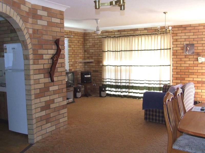 Ideal Location - 170m to Waterfront Picture 3